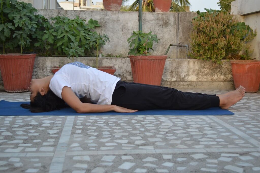 6 ways to straighten out smartphone slump with yoga | CNN